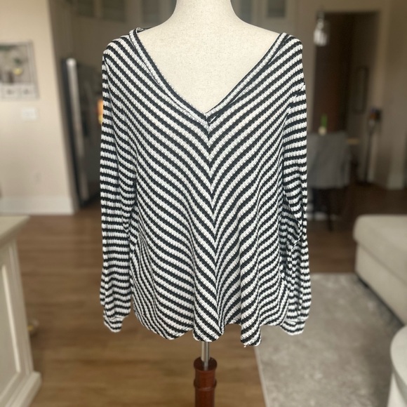 Jessica Simpson Black and White Chevron Blouse - Picture 3 of 7